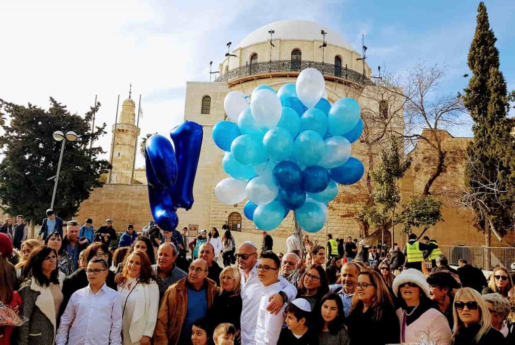 טקס הפרחת בלונים לחוגגי בר מצווה בכותל.